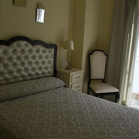 Hostal Flor De Lis- Lojo Hotel Конил-де-ла-Фронтера Екстериор снимка