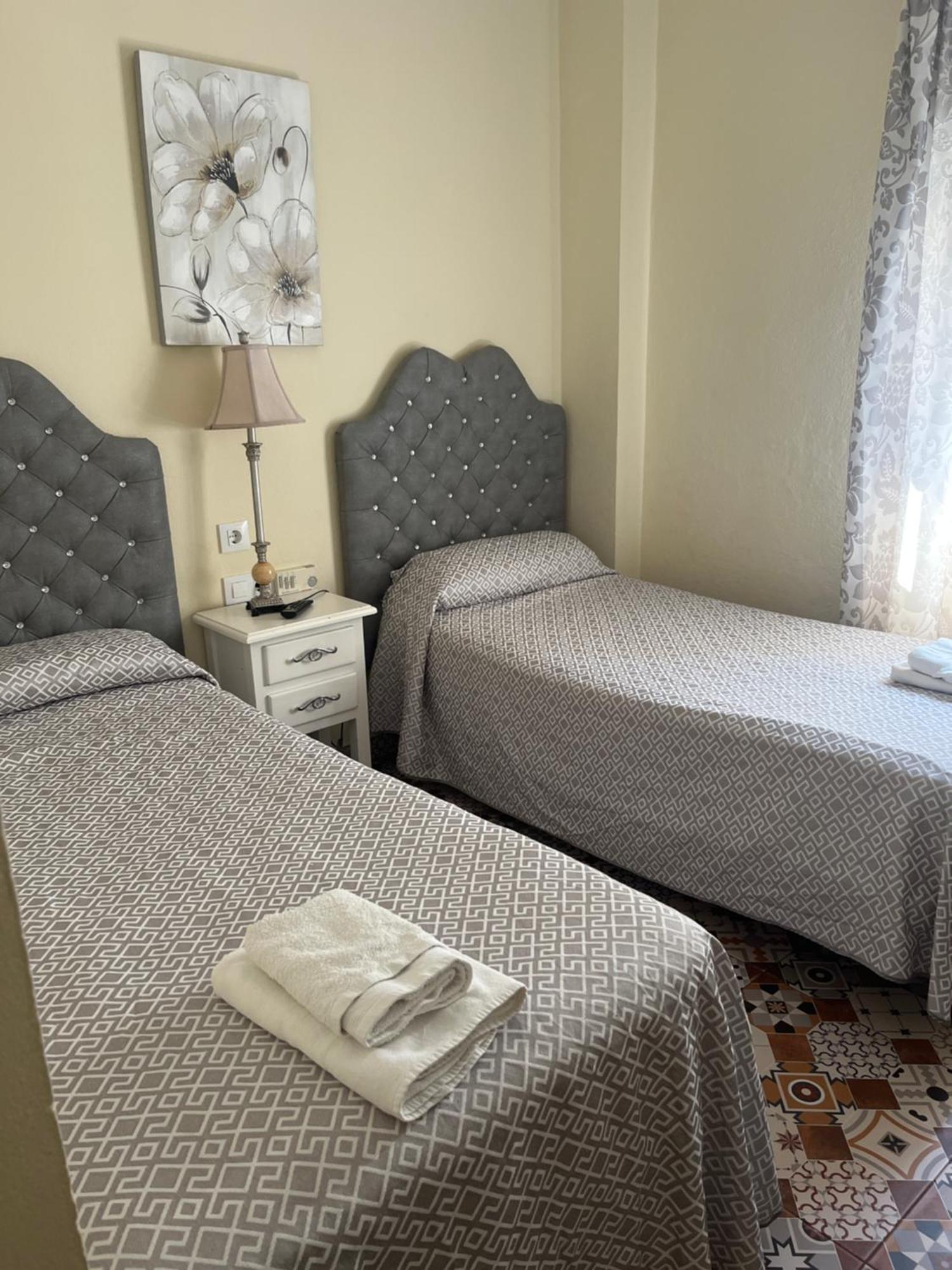Hostal Flor De Lis- Lojo Hotel Конил-де-ла-Фронтера Екстериор снимка