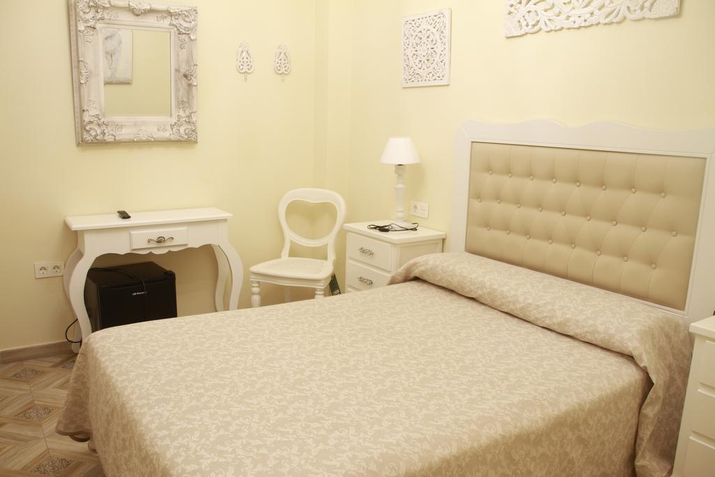 Hostal Flor De Lis- Lojo Hotel Конил-де-ла-Фронтера Екстериор снимка