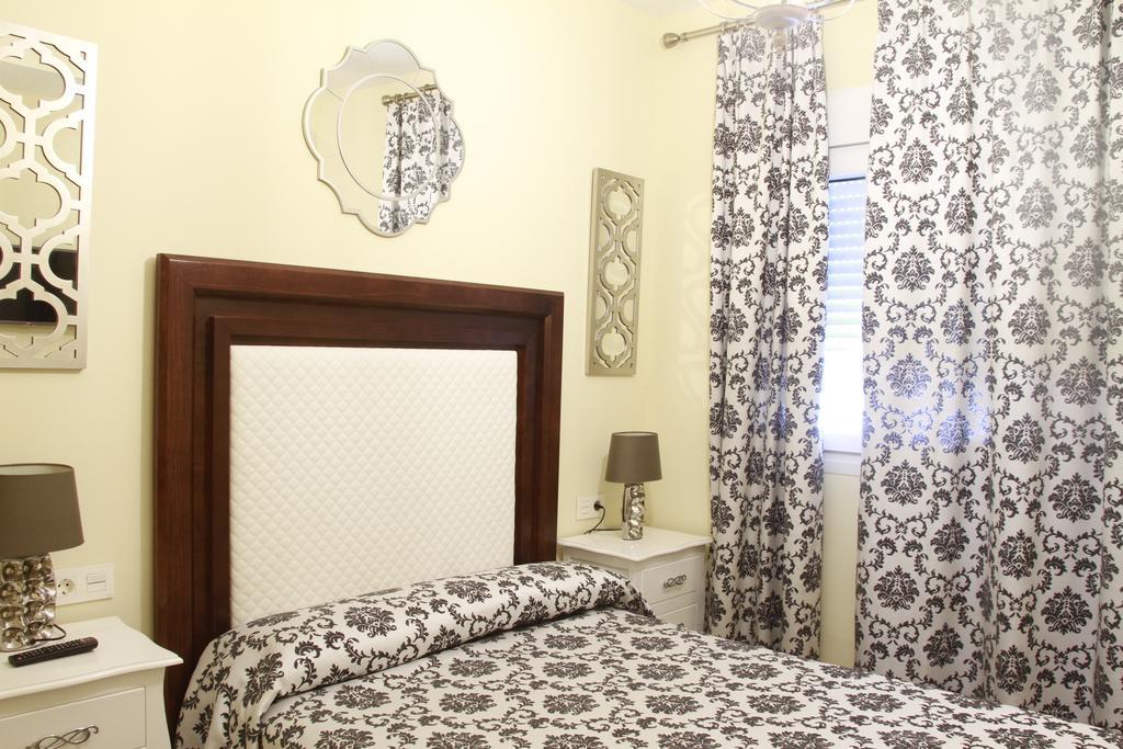 Hostal Flor De Lis- Lojo Hotel Конил-де-ла-Фронтера Екстериор снимка