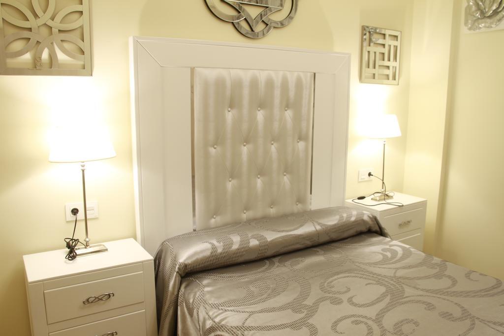 Hostal Flor De Lis- Lojo Hotel Конил-де-ла-Фронтера Екстериор снимка