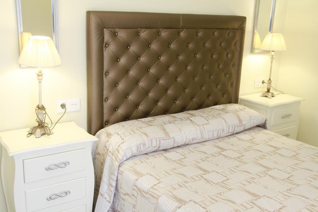 Hostal Flor De Lis- Lojo Hotel Конил-де-ла-Фронтера Екстериор снимка